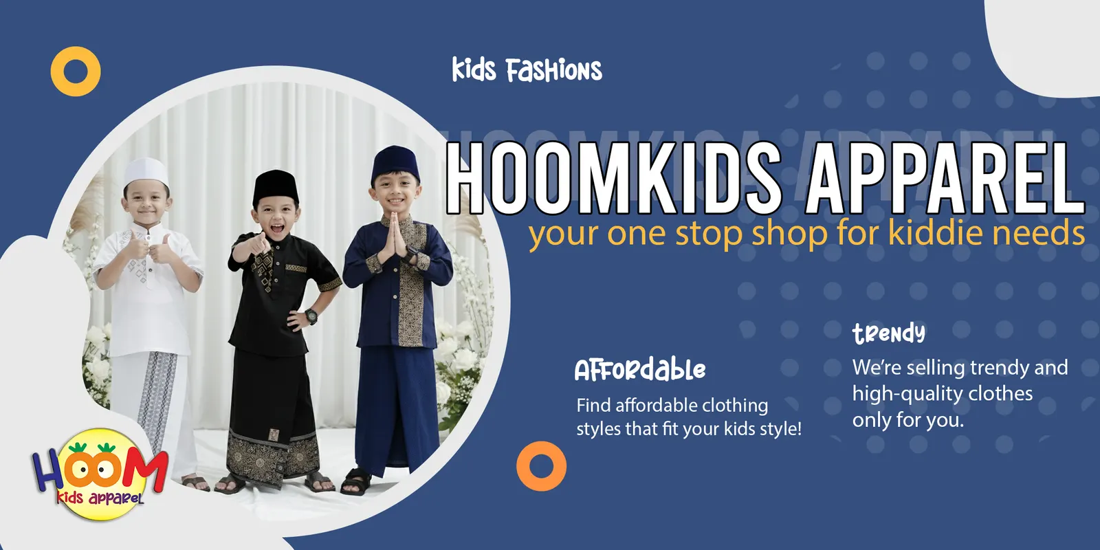 Tiga anak laki-laki memakai baju koko dan sarung instan Hoomkids Apparel lengkap dengan peci