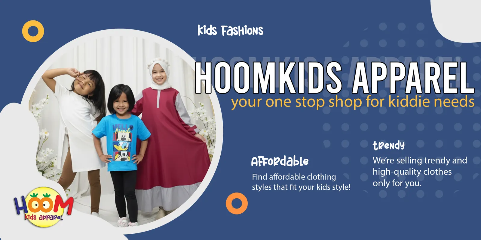 Tiga anak perempuan memakai gamis dan kaus Hoomkids Apparel